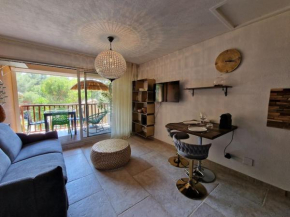 Beau studio, moderne, au calme avec piscine et parking privé dans une résidence arborée